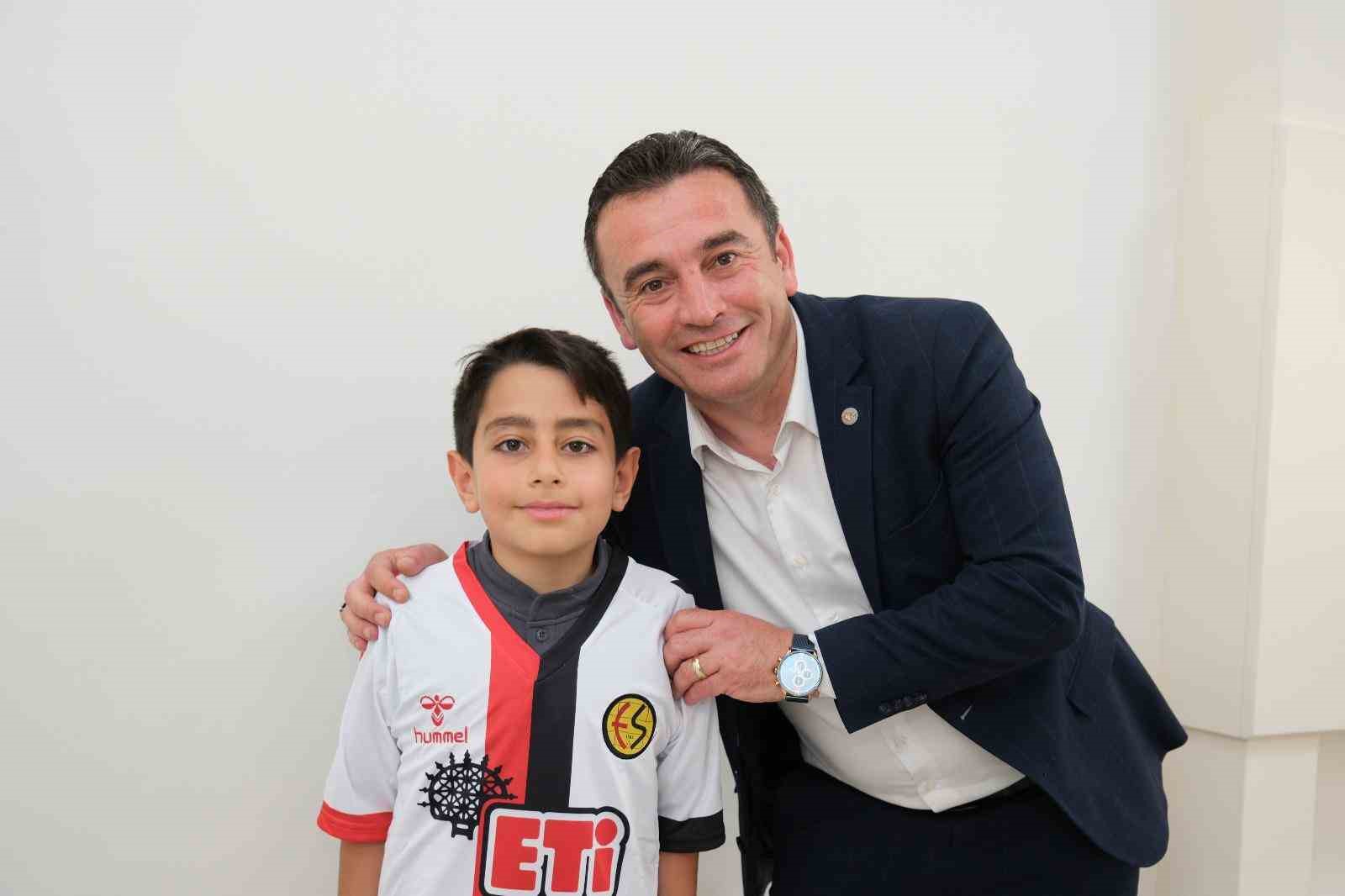 Başkan Dökmeci’den Eskişehirspor forması hediye