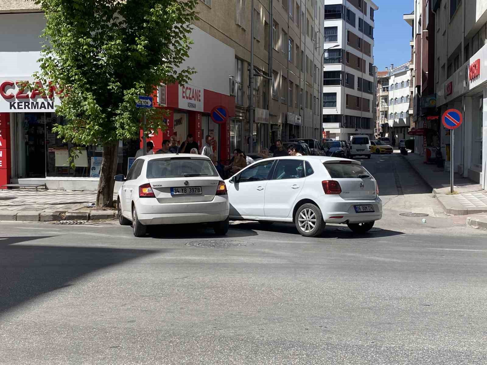 Caddede çarpışan 2 otomobilde maddi hasar oluştu