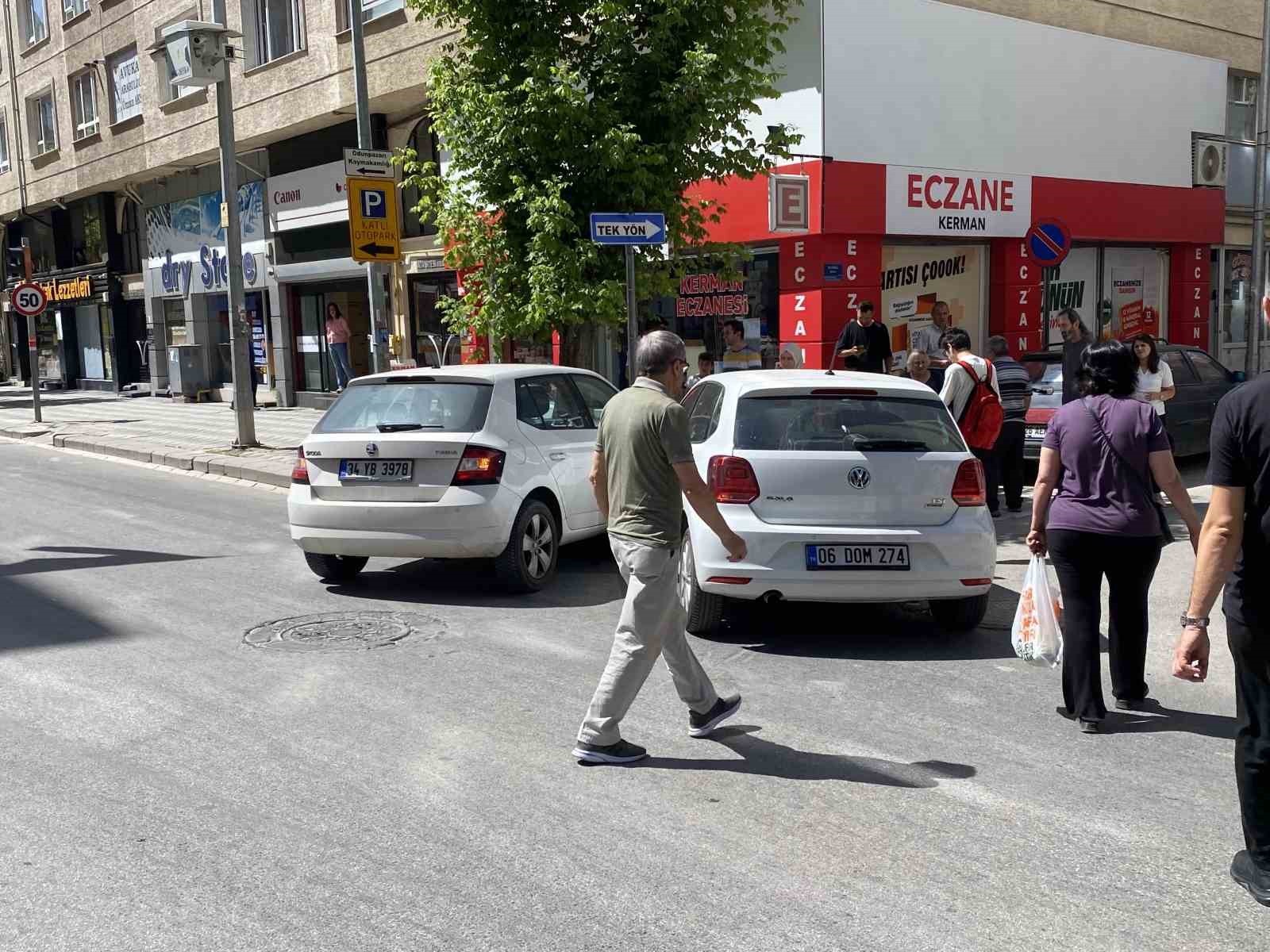 Caddede çarpışan 2 otomobilde maddi hasar oluştu