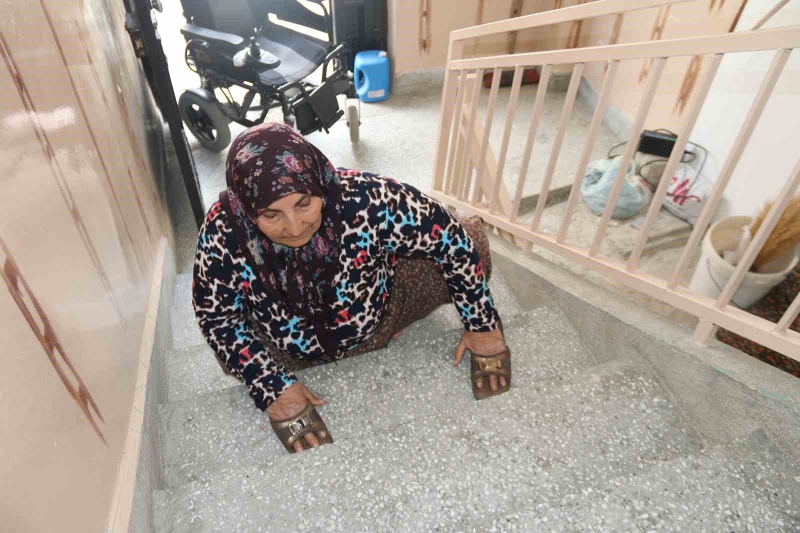 63 Yıllık Engeliyle Merdivenleri Emekleyerek Aşıyor: Hatice Hanım’ın Tek İsteği Erişilebilir Bir Hayat!