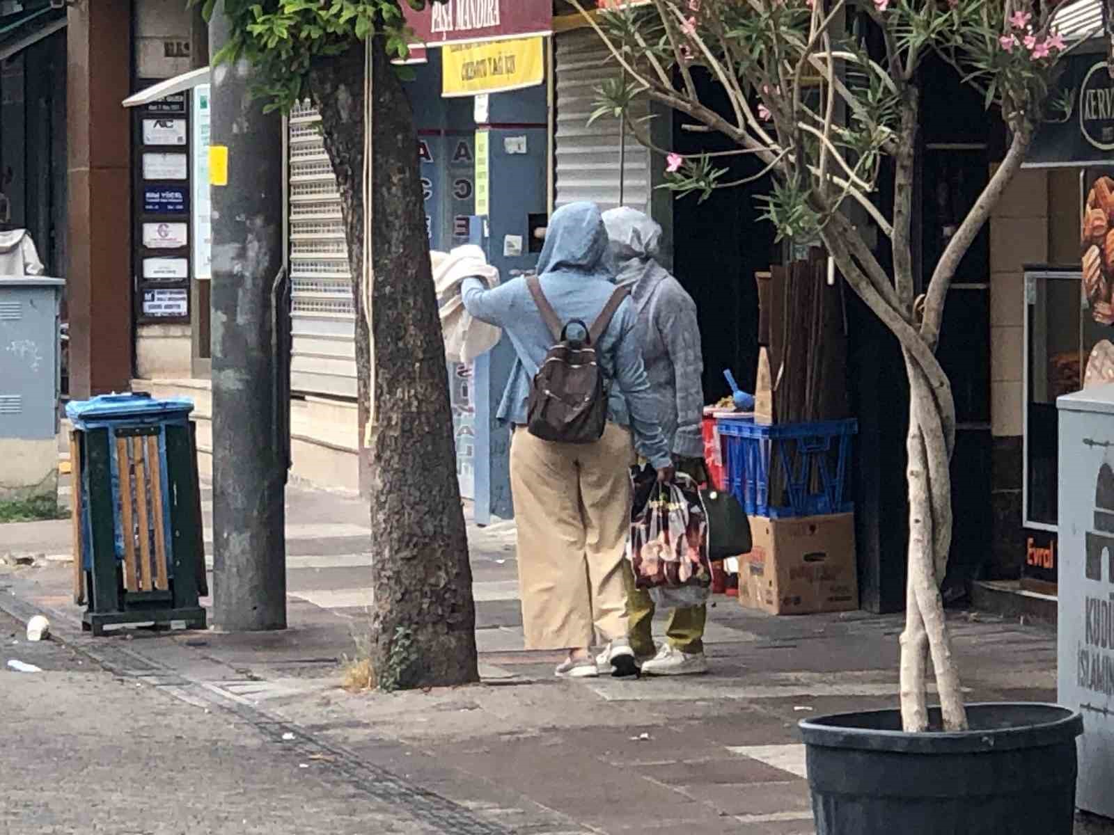 Vatandaşlar yağmurdan kaçmak için saçakların altına sığındı
