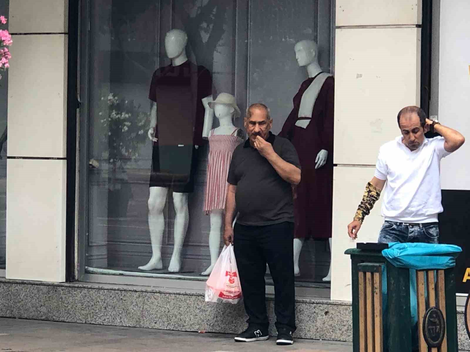 Vatandaşlar yağmurdan kaçmak için saçakların altına sığındı
