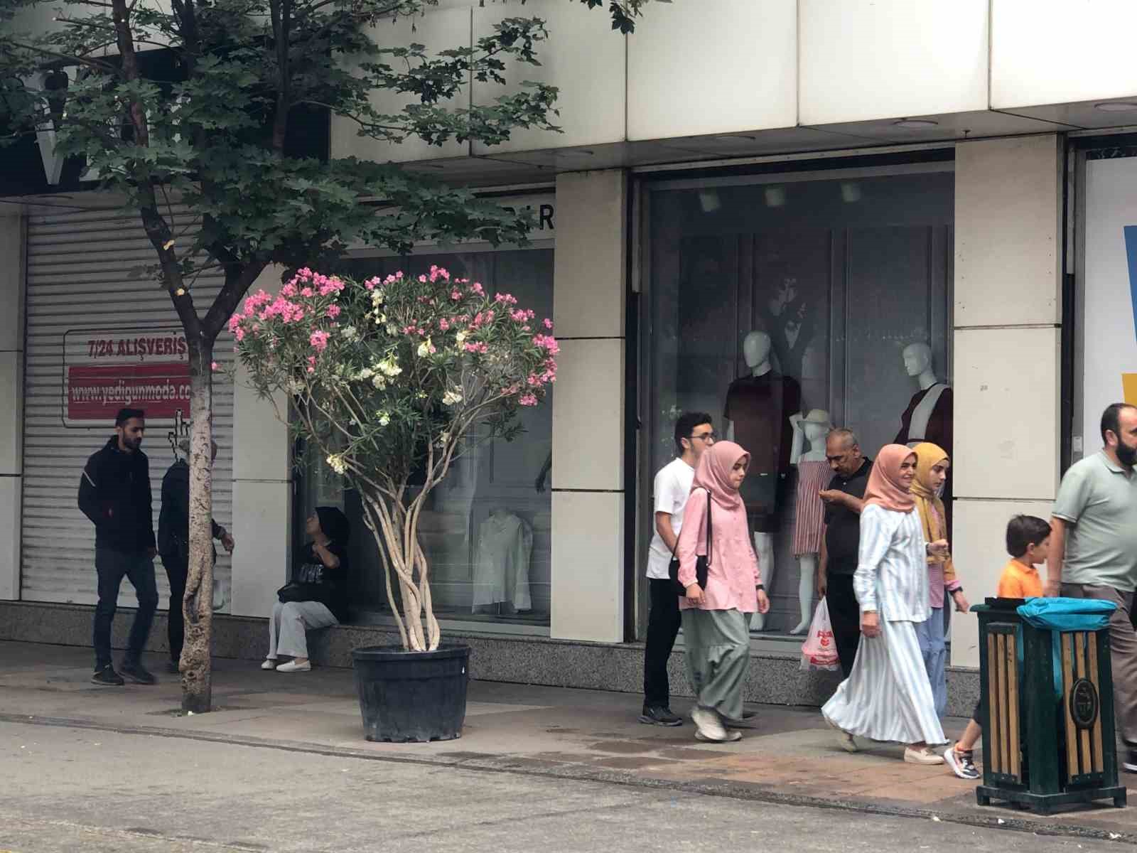 Vatandaşlar yağmurdan kaçmak için saçakların altına sığındı