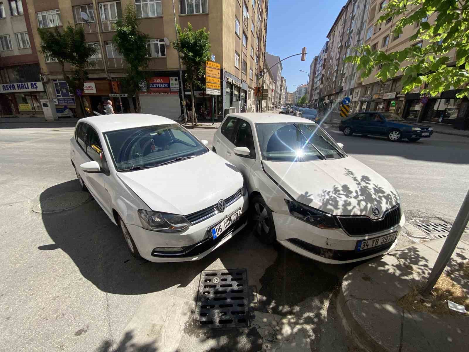 Caddede çarpışan 2 otomobilde maddi hasar oluştu