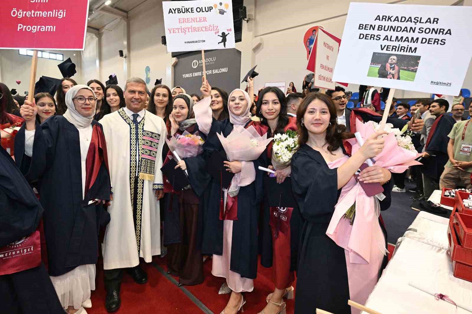 Anadolu Üniversitesi mezunlarını uğurlamaya devam ediyor