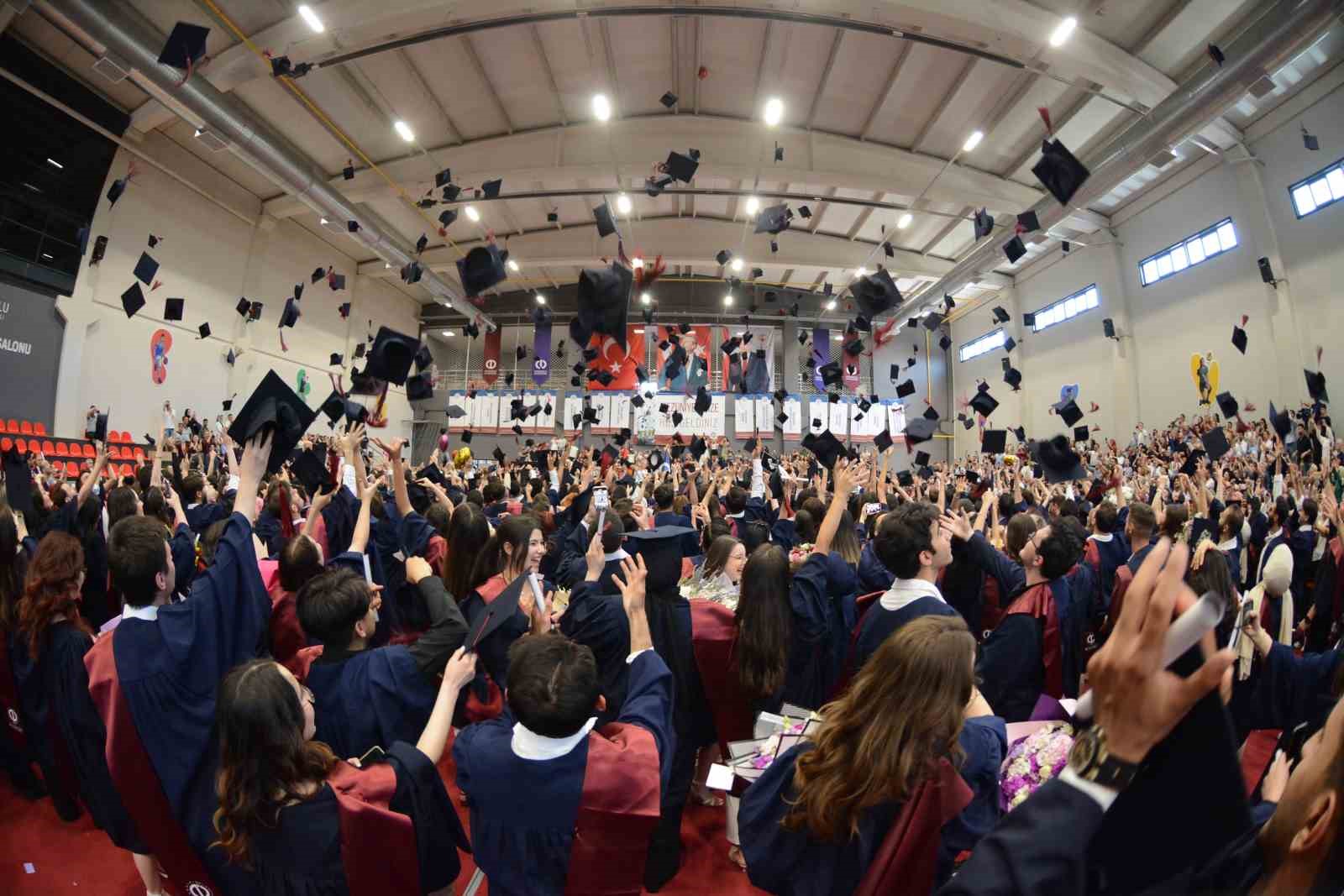 Anadolu Üniversitesi mezunlarını uğurlamaya devam ediyor