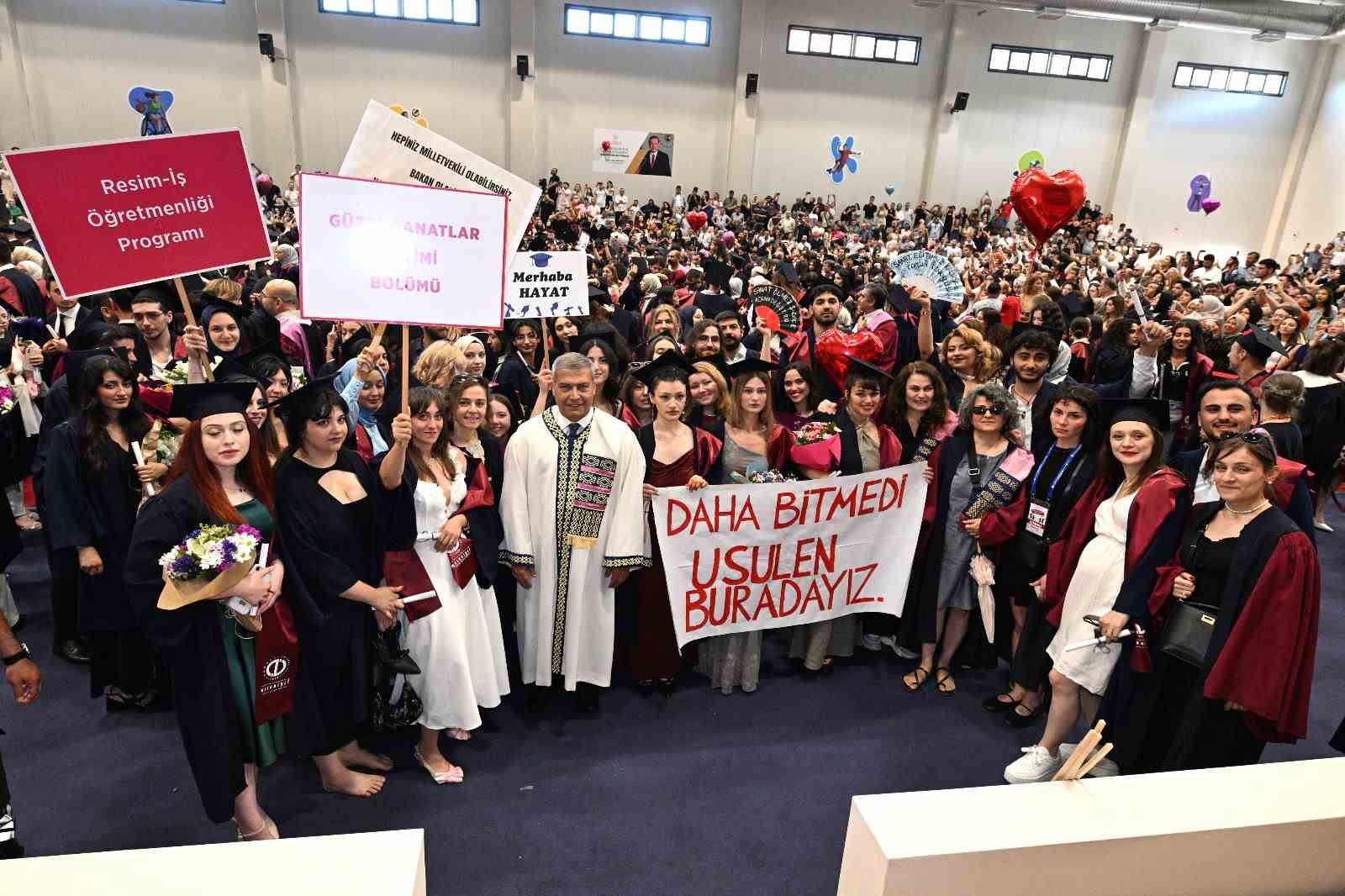 Anadolu Üniversitesi mezunlarını uğurlamaya devam ediyor