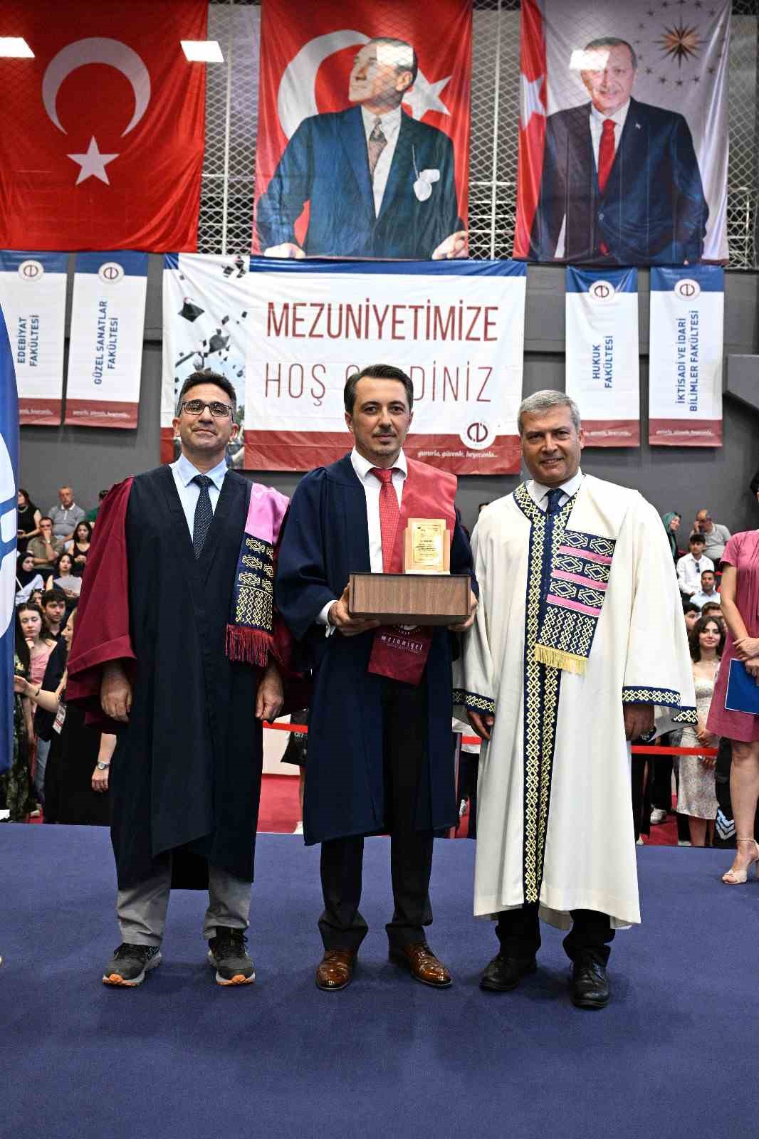 Anadolu Üniversitesi mezunlarını uğurlamaya devam ediyor