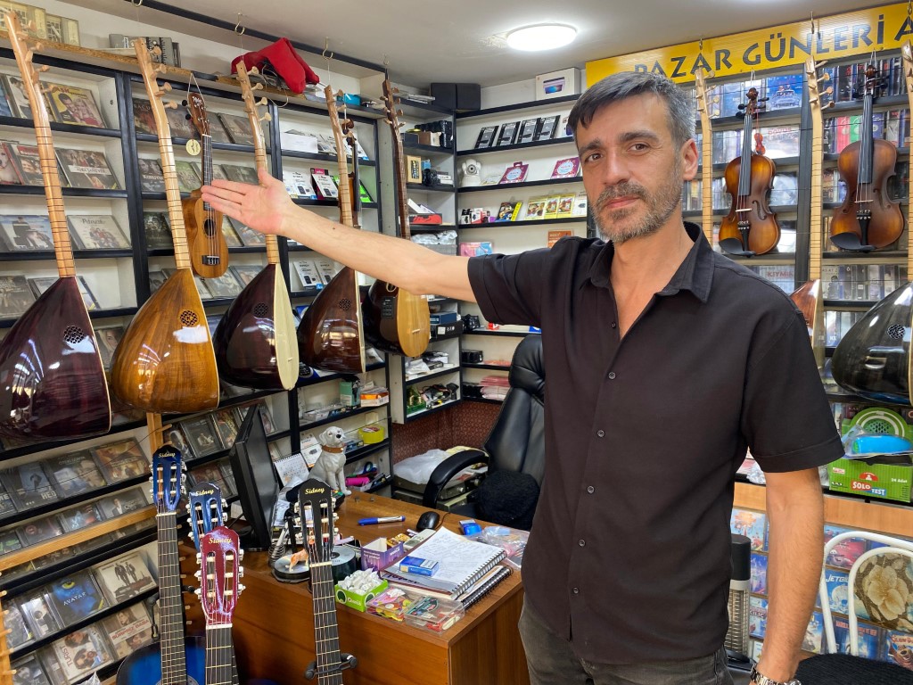 CD ve kasetlerin yerini müzik aletleri alıyor
