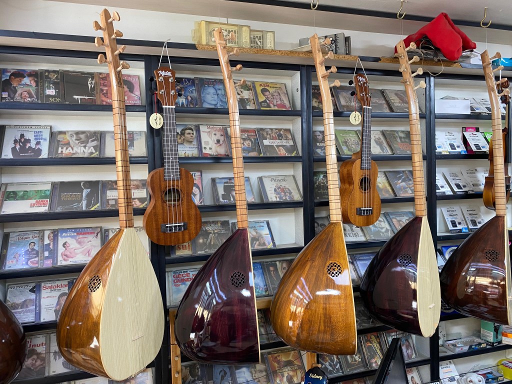 CD ve kasetlerin yerini müzik aletleri alıyor