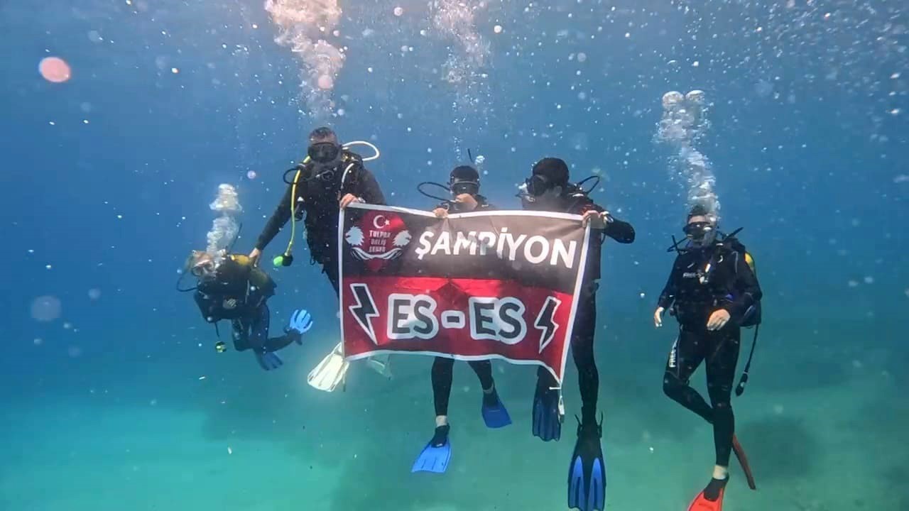 Es-Es Aşkı Sınır Tanımadı: Şampiyonluk Coşkusu Denizin 26 Metre Altında Yaşandı!