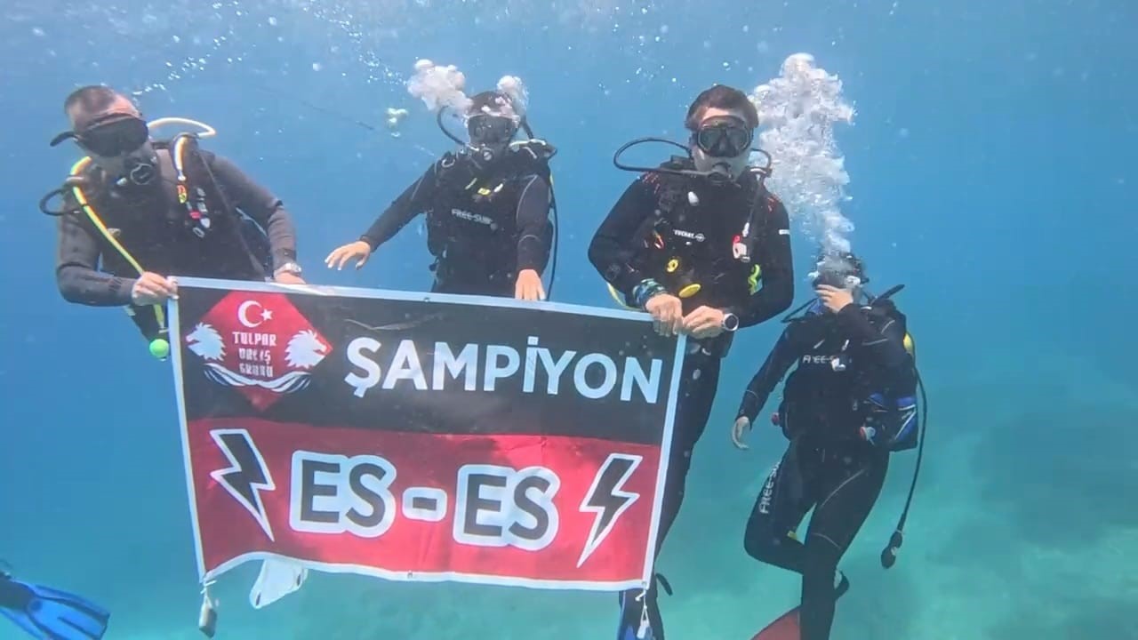 Eskişehirspor’un şampiyonluğunu denizin 26 metre altında kutladılar