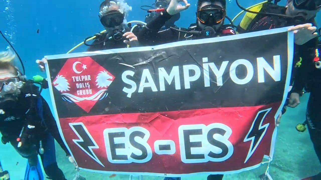 Eskişehirspor’un şampiyonluğunu denizin 26 metre altında kutladılar