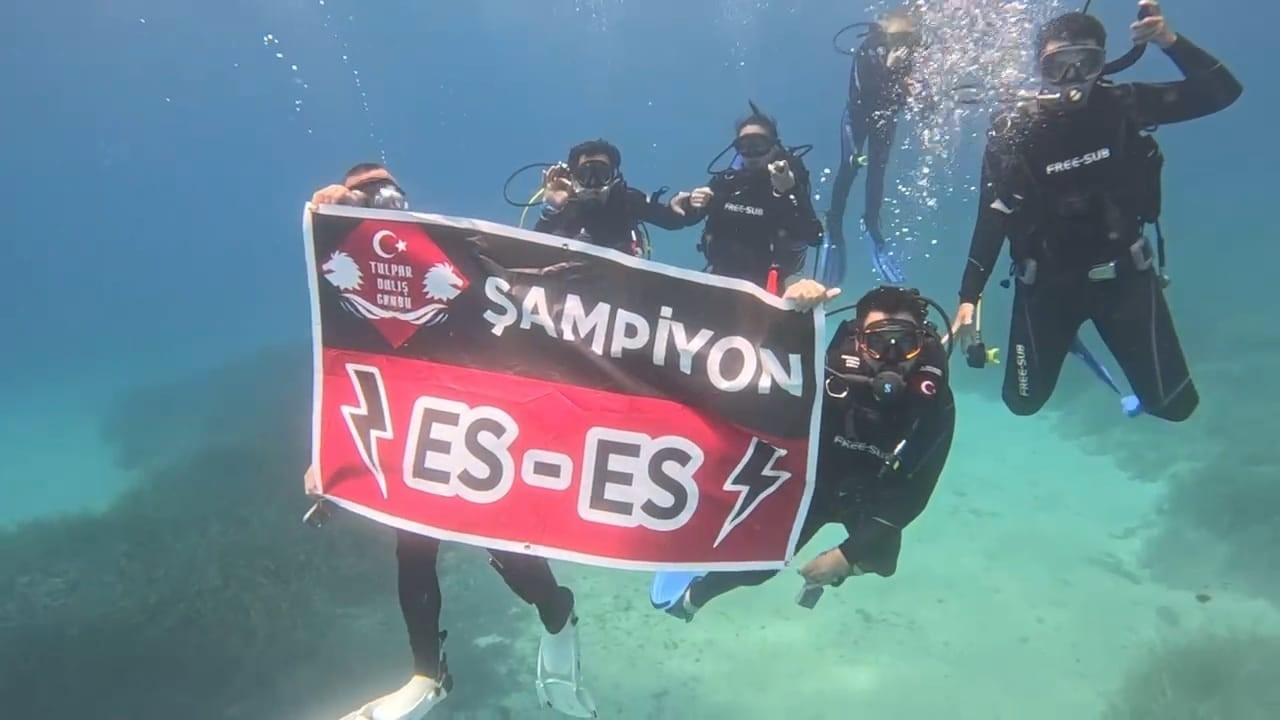 Eskişehirspor’un şampiyonluğunu denizin 26 metre altında kutladılar