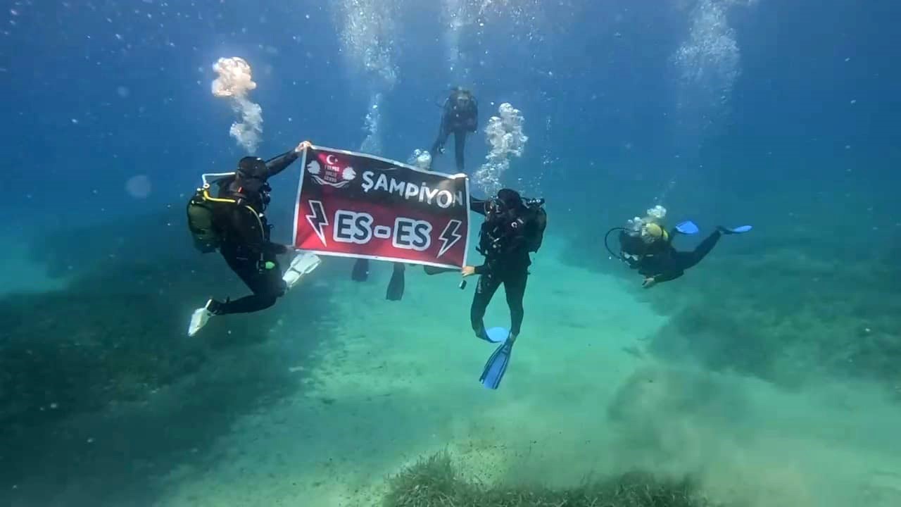 Eskişehirspor’un şampiyonluğunu denizin 26 metre altında kutladılar