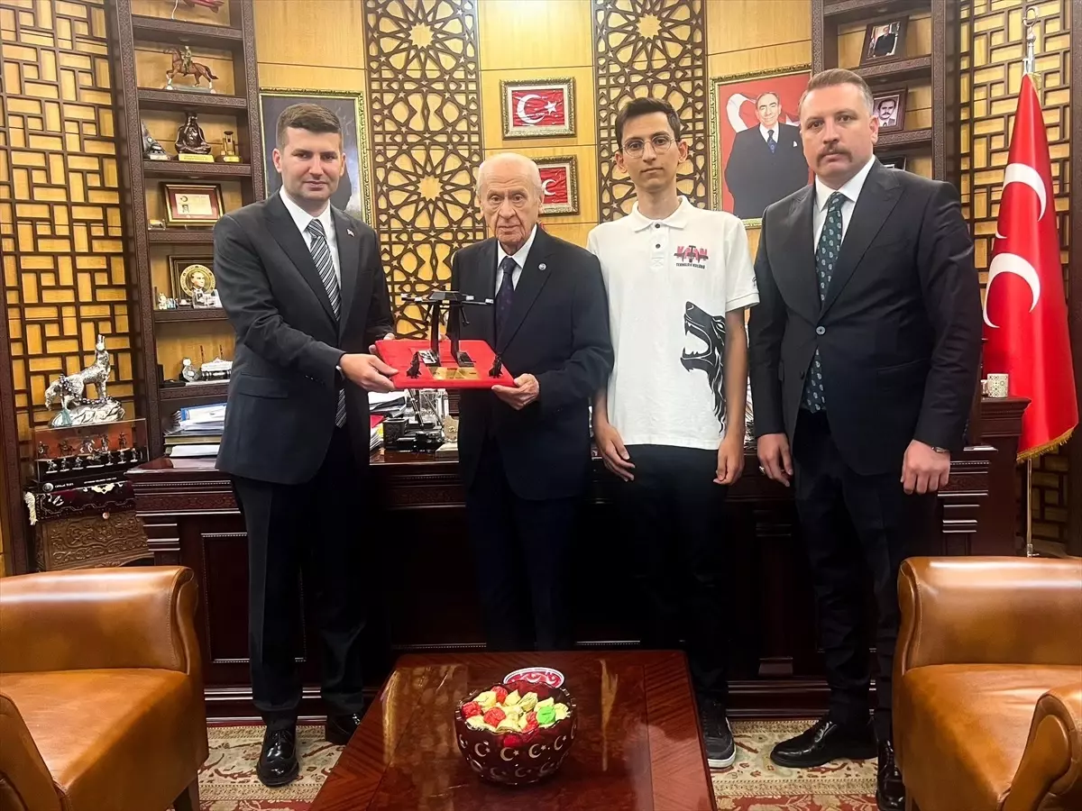 İHA Prototipi Bahçeli ile Buluştu: KAAN Teknoloji Kulübü’nden Yenilikçi Adım!