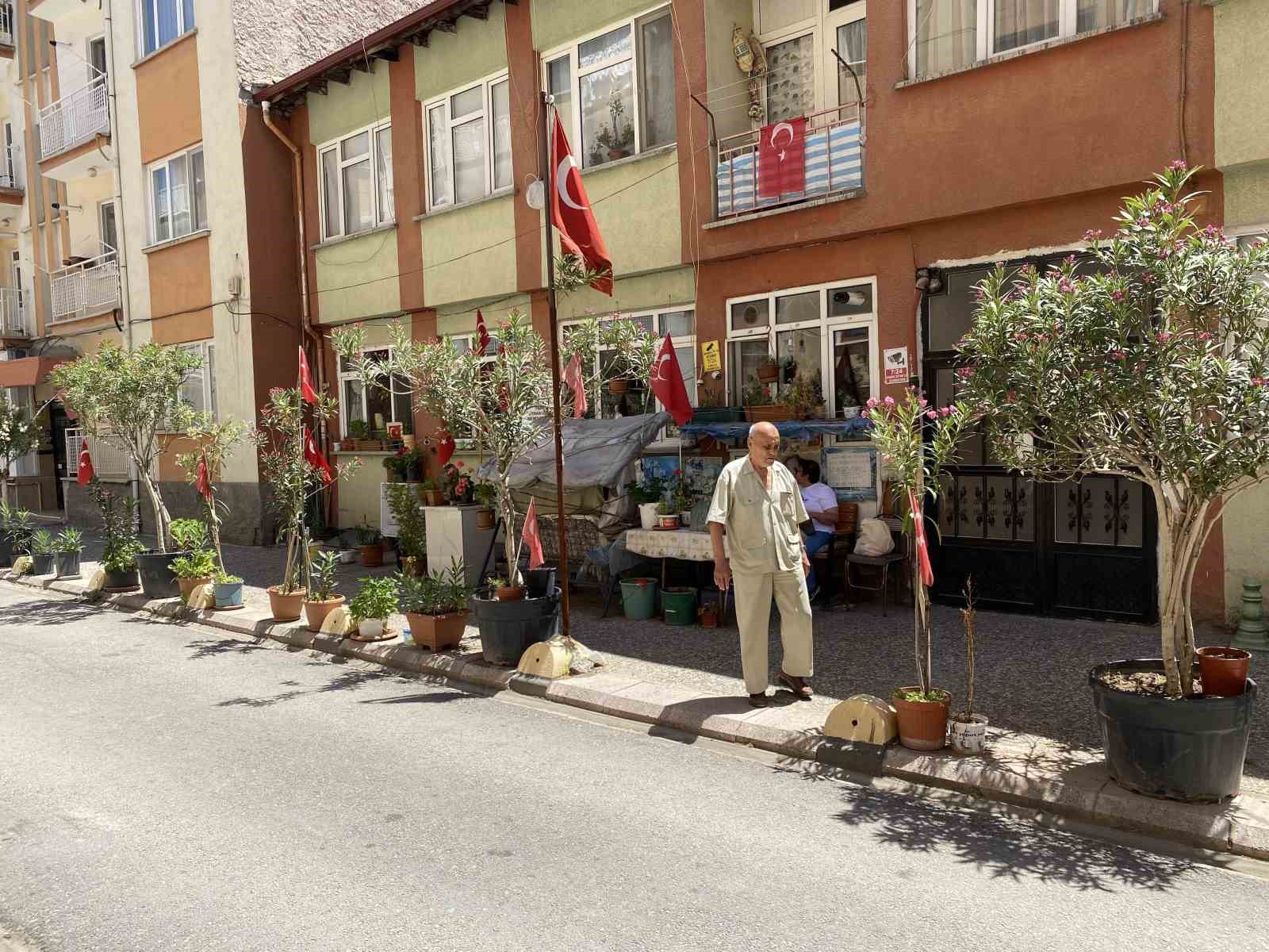 83’lük Aşk ve Azim Anıtı: Memduh Dede, Zabıtanın Söktüğü Parkı Eşi İçin Yeniden Kurdu!