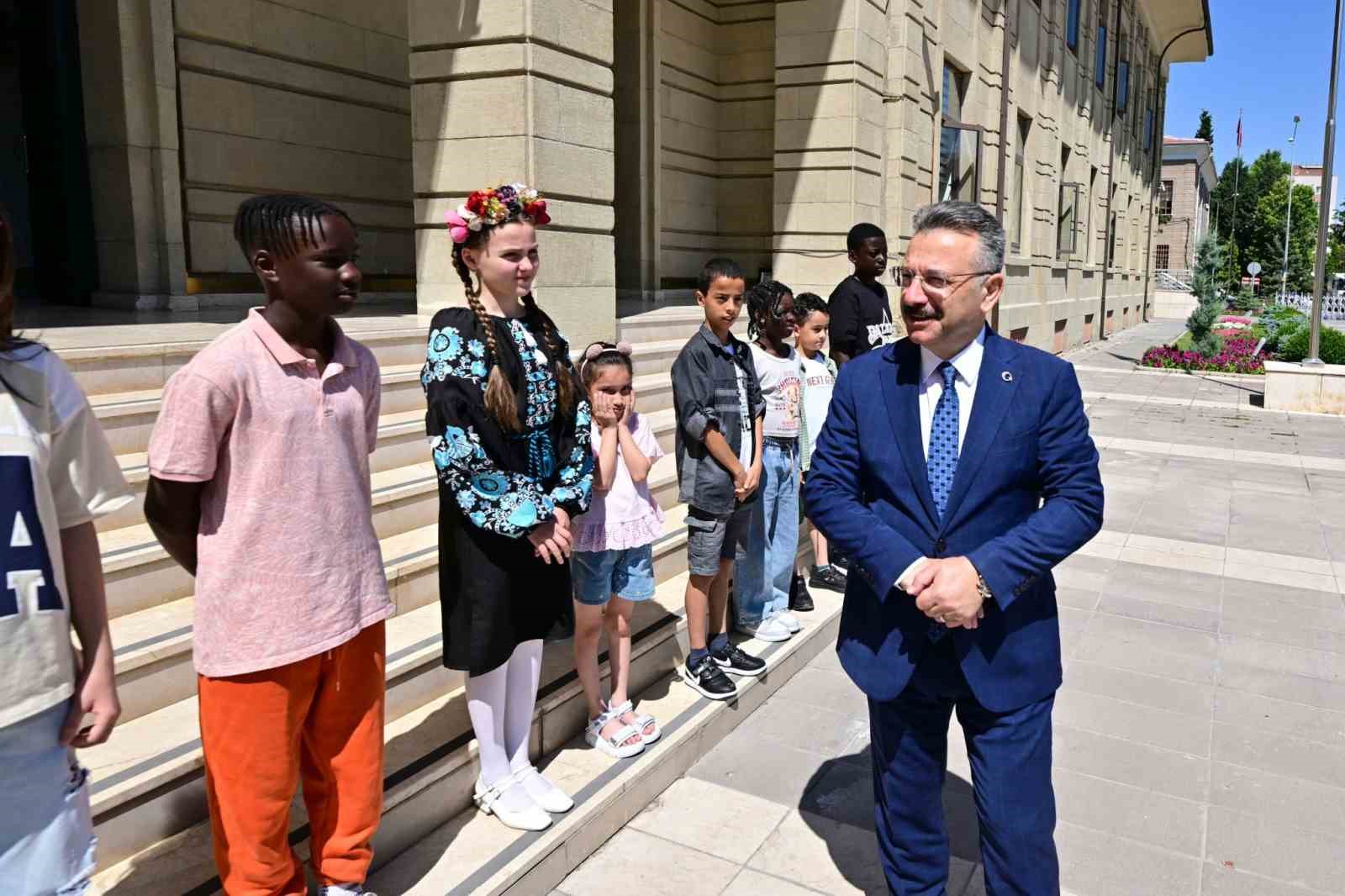 Çocuk İşçiliğine Karşı Anlamlı Mesaj: Vali Aksoy, 9 Farklı Uyruktan Çocukla Kamera Karşısındaydı!