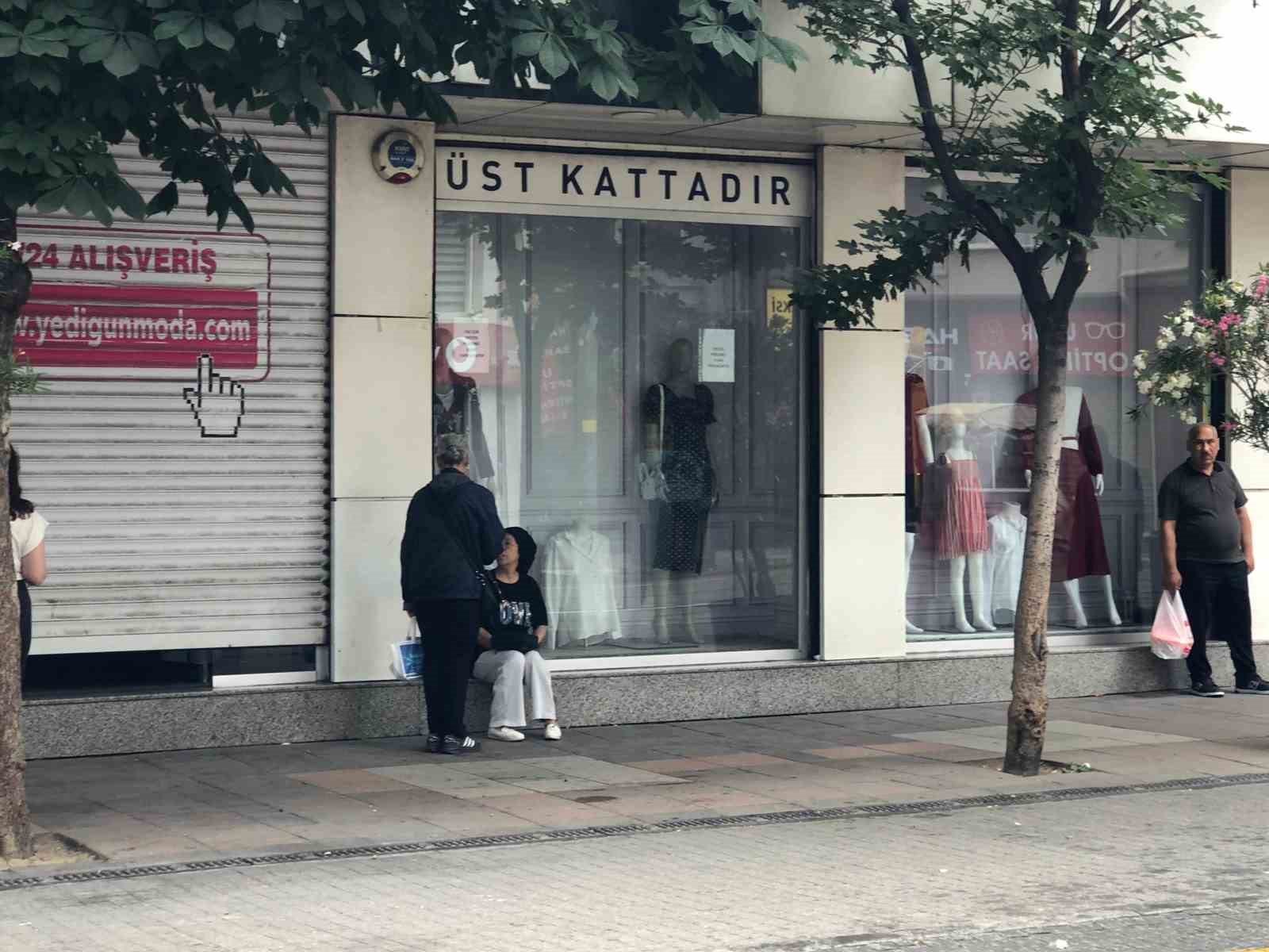 ESKİŞEHİR’DE ANİ YAĞIŞ VATANDAŞLARI HAZIRLIKSIZ YAKALADI!