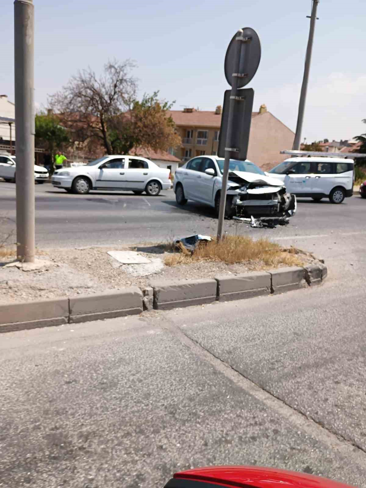 Eskişehir’de Trafik Kazası! Kavşakta Çarpıştılar, Yaralılar Var