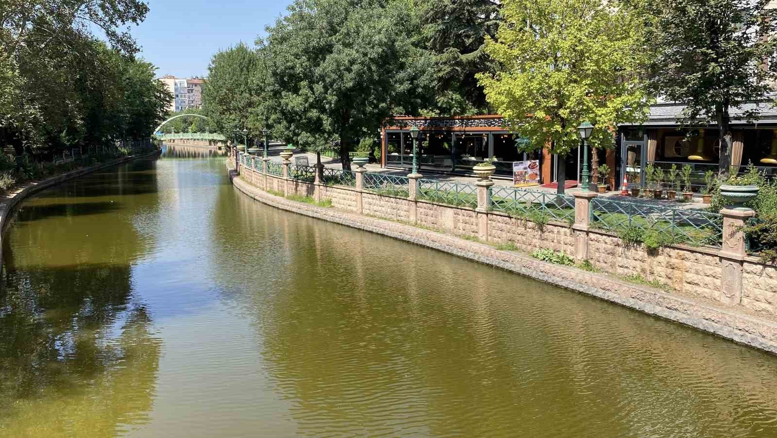 Porsuk Çayı’nın rengi yeşile döndü