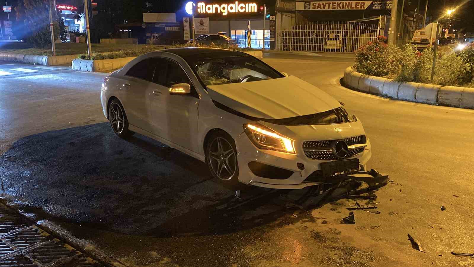 Kavşakta çarpışan 2 otomobilde maddi hasar oluştu