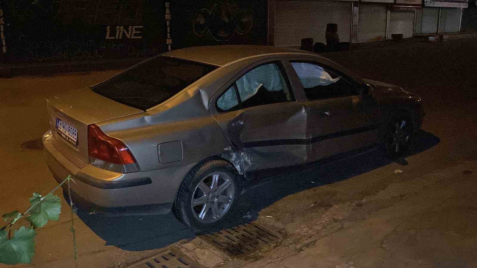 Kavşakta çarpışan 2 otomobilde maddi hasar oluştu