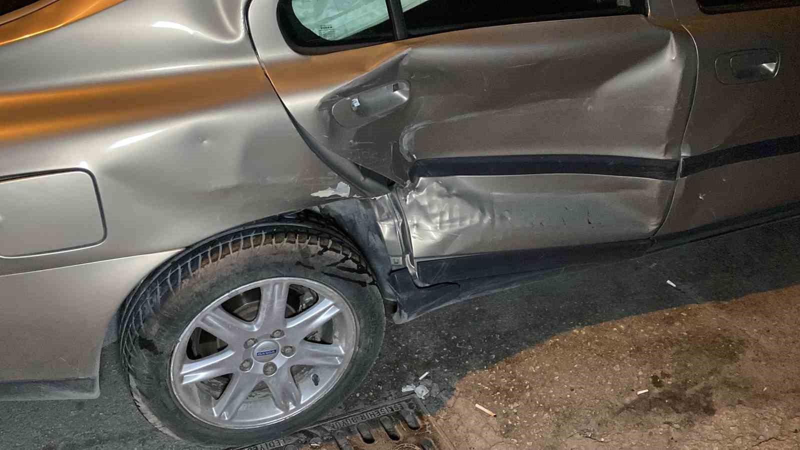 Kavşakta çarpışan 2 otomobilde maddi hasar oluştu