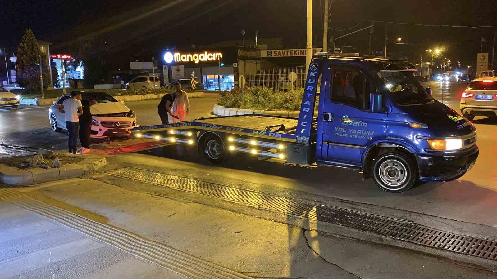 Kavşakta çarpışan 2 otomobilde maddi hasar oluştu