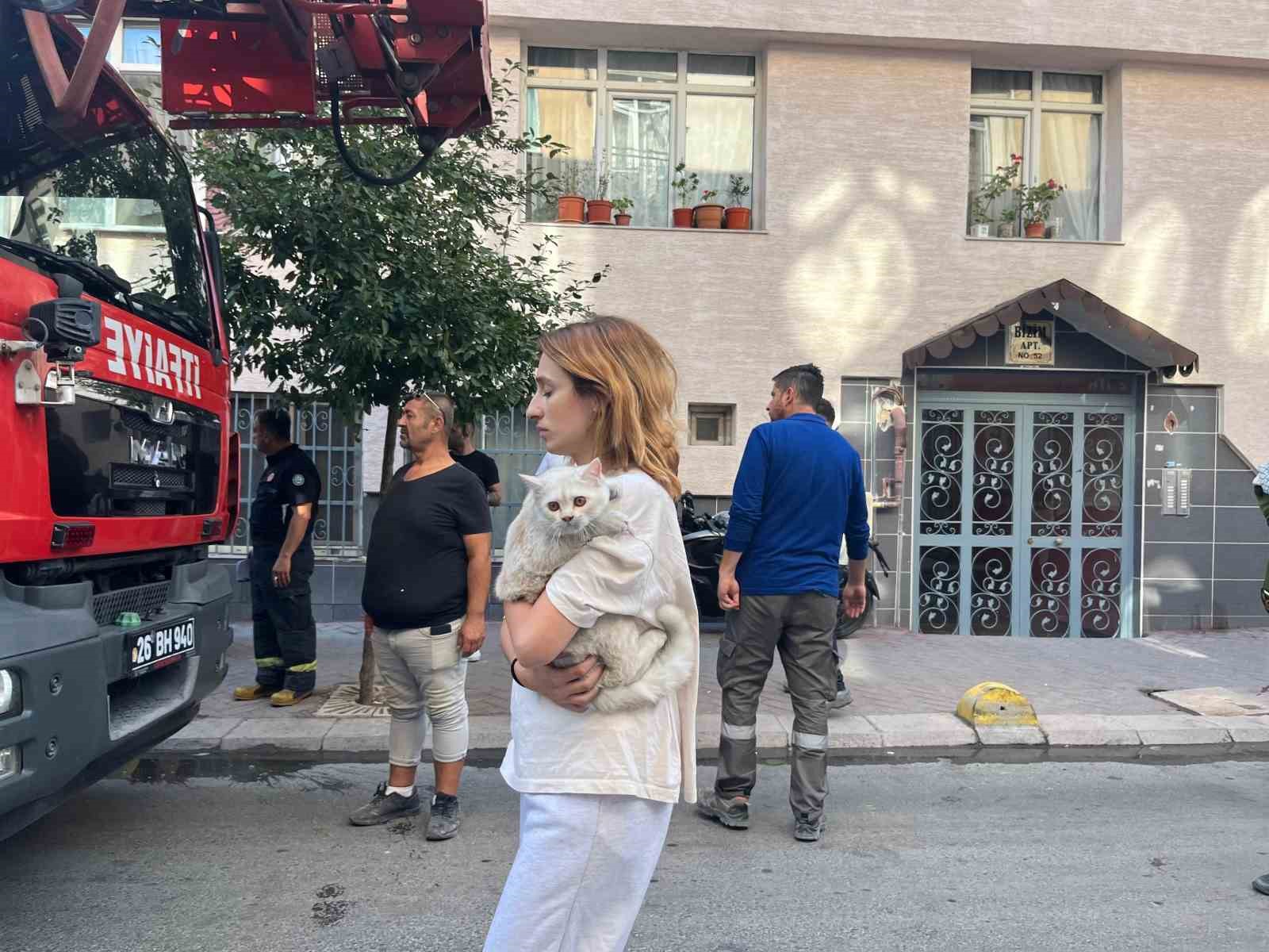 Zemin dairede yangın çıktı, 4 katlı bina boşaltıldı