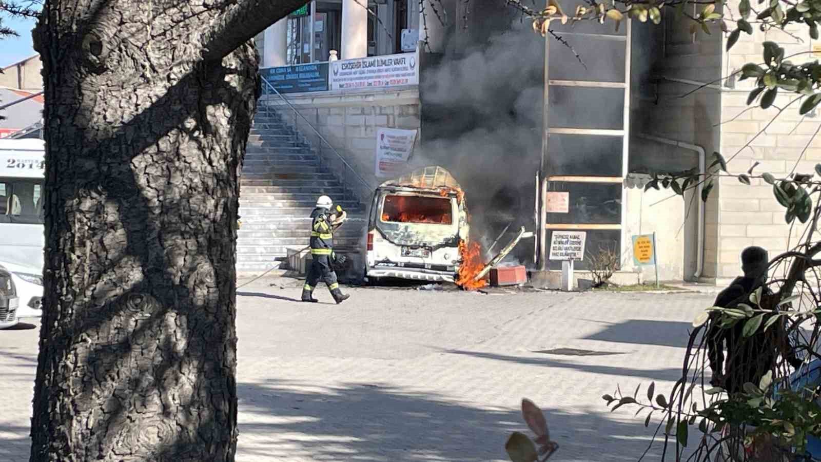 Cami avlusunda araçla birlikte yanan asansör onarılmayı bekliyor