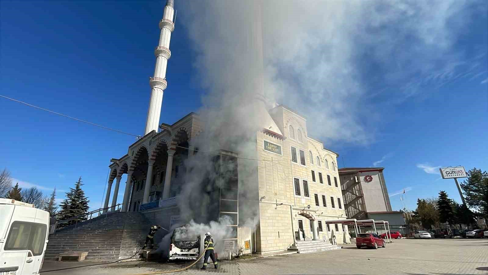 Cami avlusunda araçla birlikte yanan asansör onarılmayı bekliyor