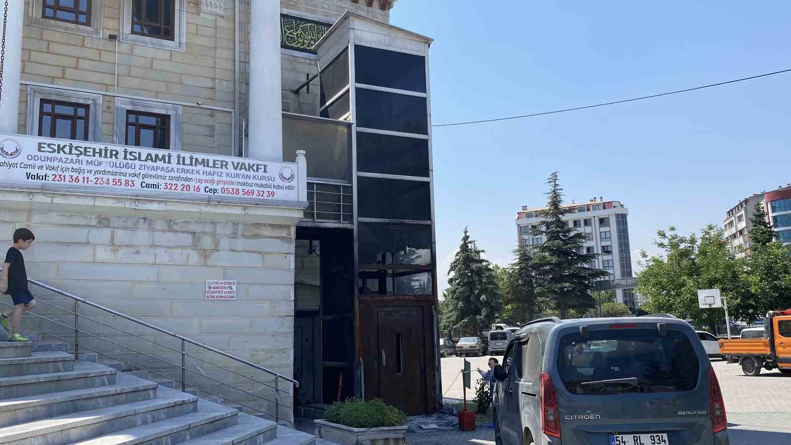 Cami avlusunda araçla birlikte yanan asansör onarılmayı bekliyor