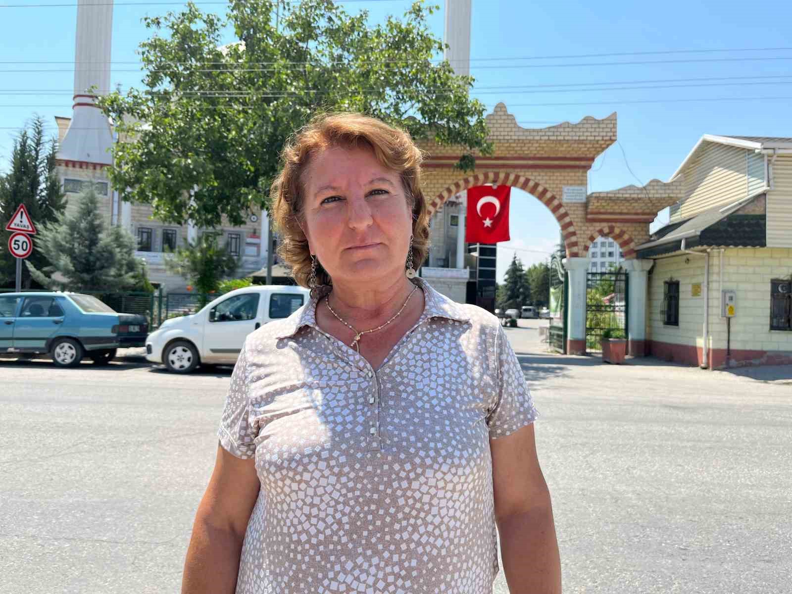 Cami avlusunda araçla birlikte yanan asansör onarılmayı bekliyor