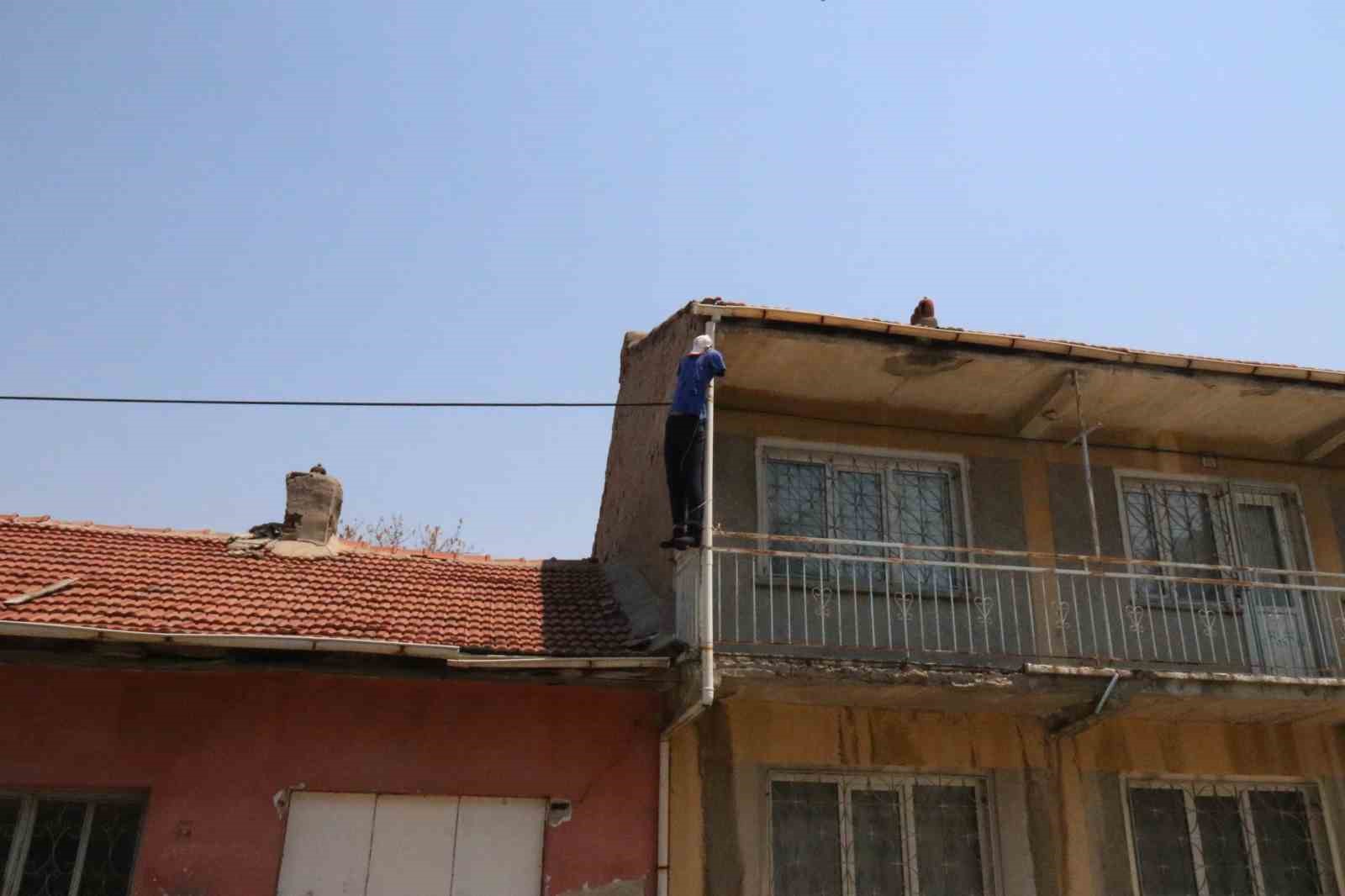 (ÖZEL) Evin balkonuna cansız manken asıldı, görenler ilk bakışta ceset sandı