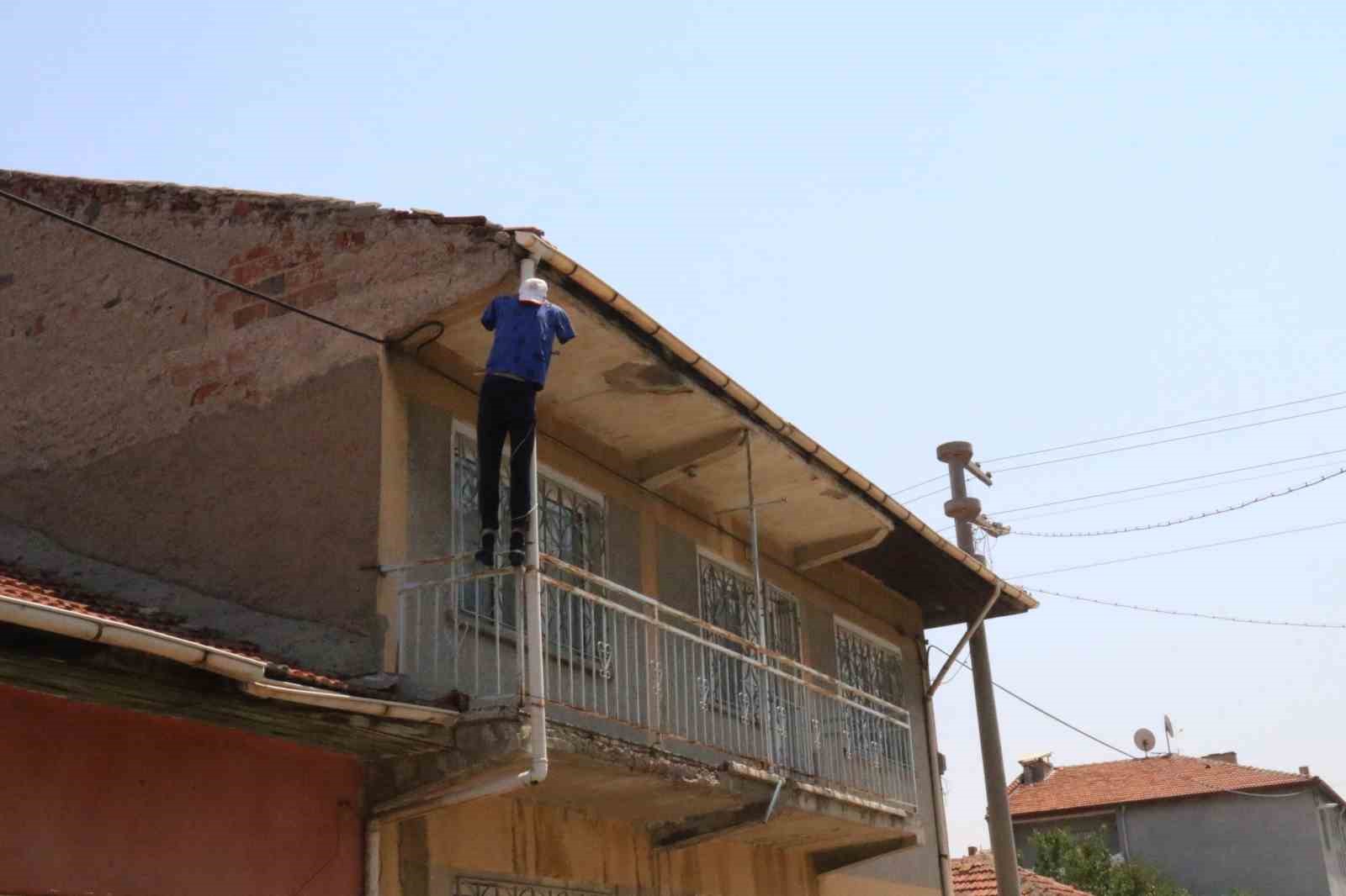 (ÖZEL) Evin balkonuna cansız manken asıldı, görenler ilk bakışta ceset sandı