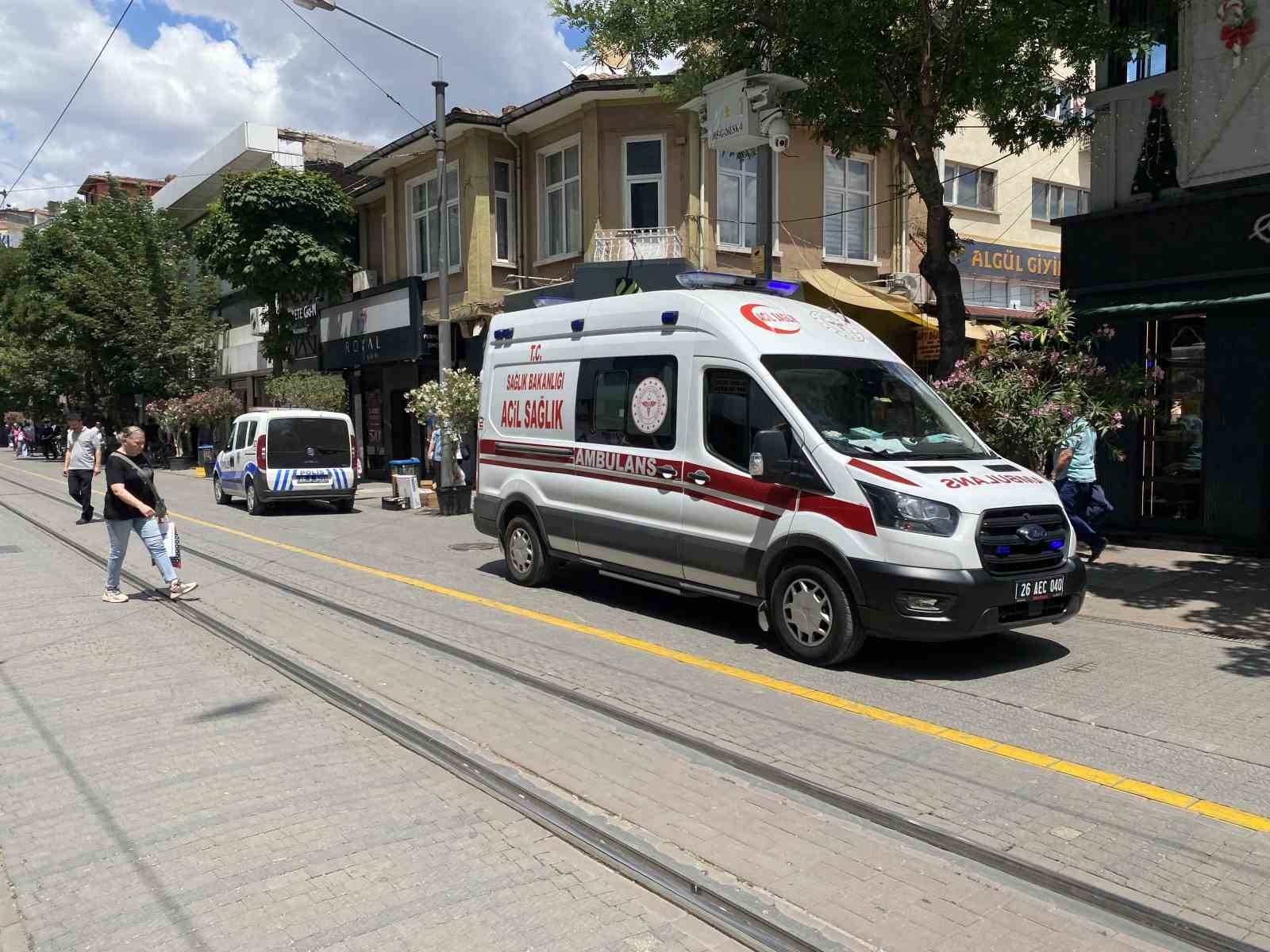 Bisikletten düşen şahıs sağlık ekipleri yanına gelince ayaklanıp gitti