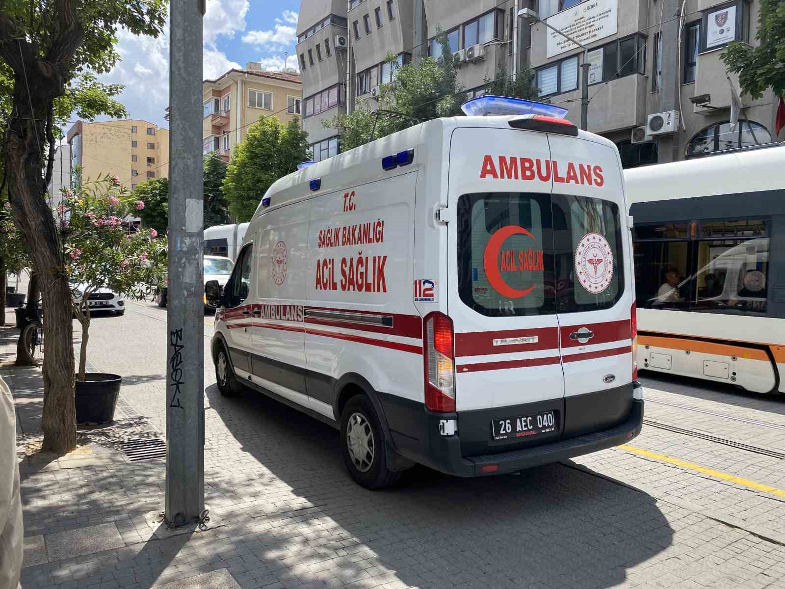 Bisikletten düşen şahıs sağlık ekipleri yanına gelince ayaklanıp gitti