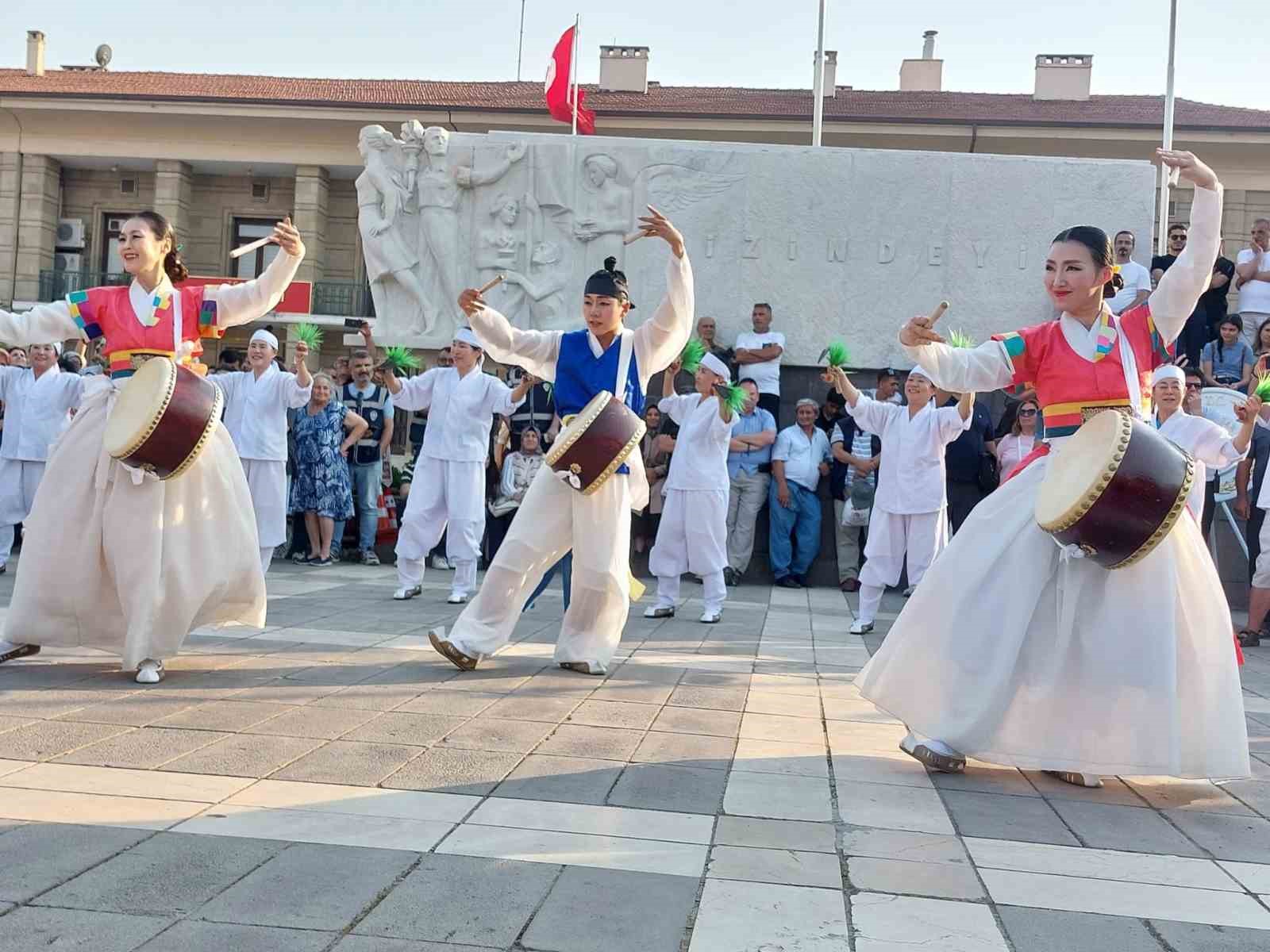 Vilayet Meydanı’nda 6 farklı ülkeden görsel şölen