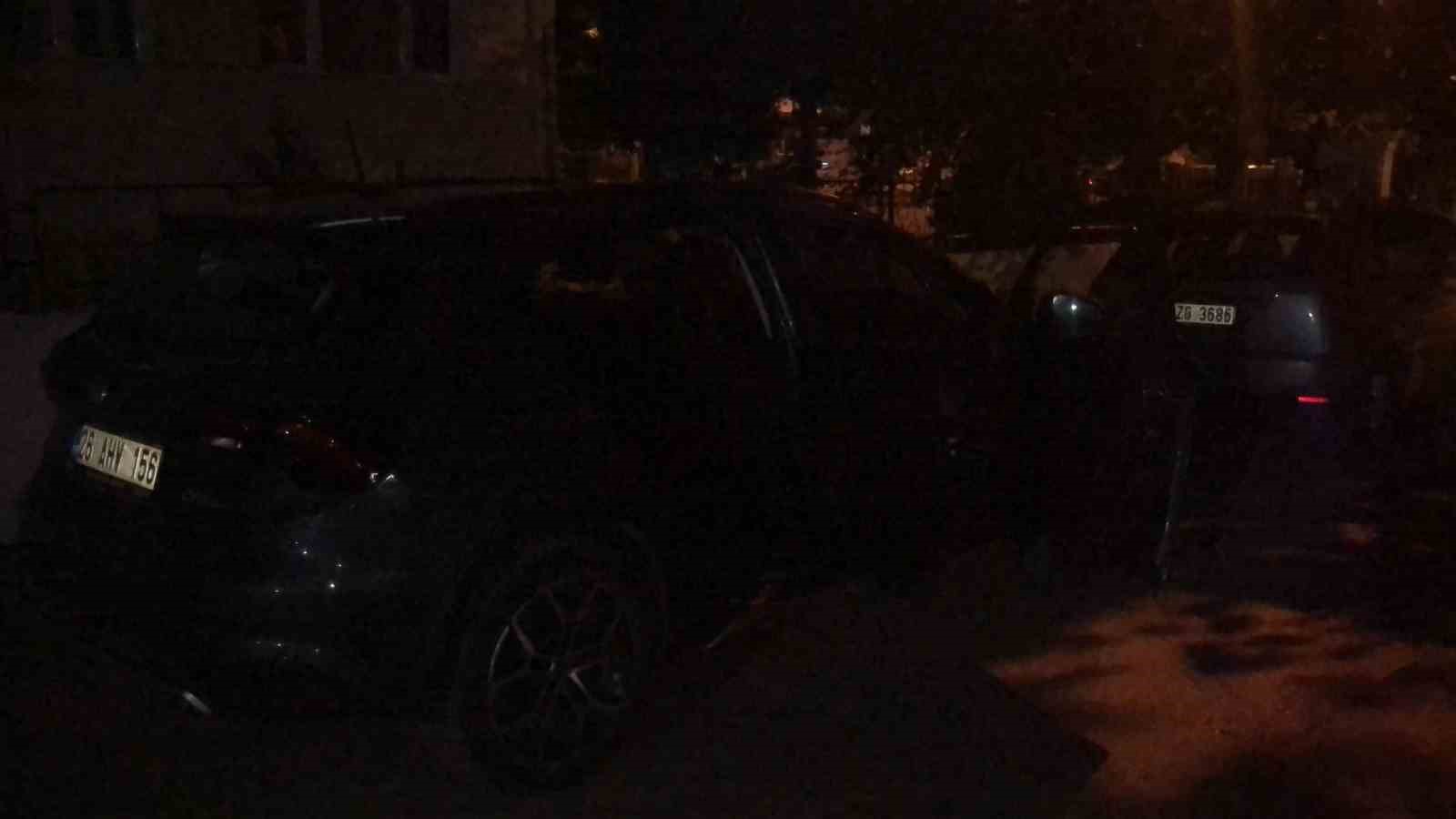 Kız arkadaşıyla yürürken kar maskeli şahıs tarafından bacağından vuruldu