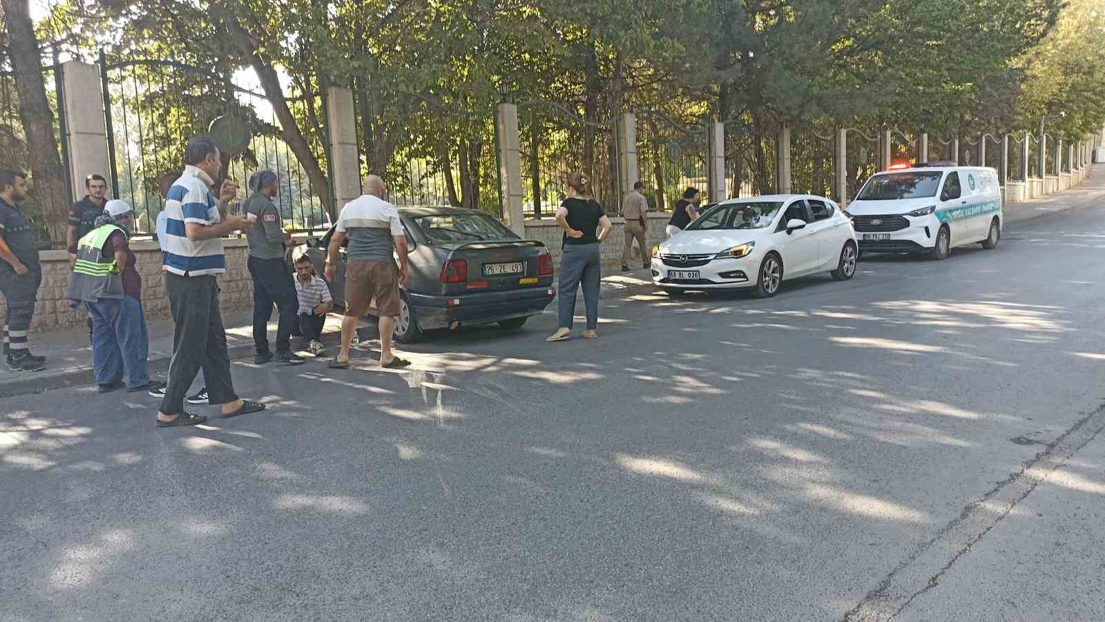 Kontrolden çıkan otomobil duvara çarparak durabildi, sürücüsü yaralandı
