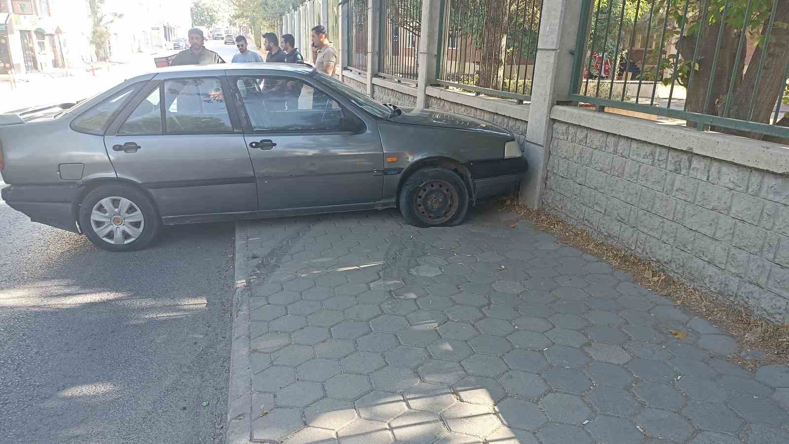 Kontrolden çıkan otomobil duvara çarparak durabildi, sürücüsü yaralandı