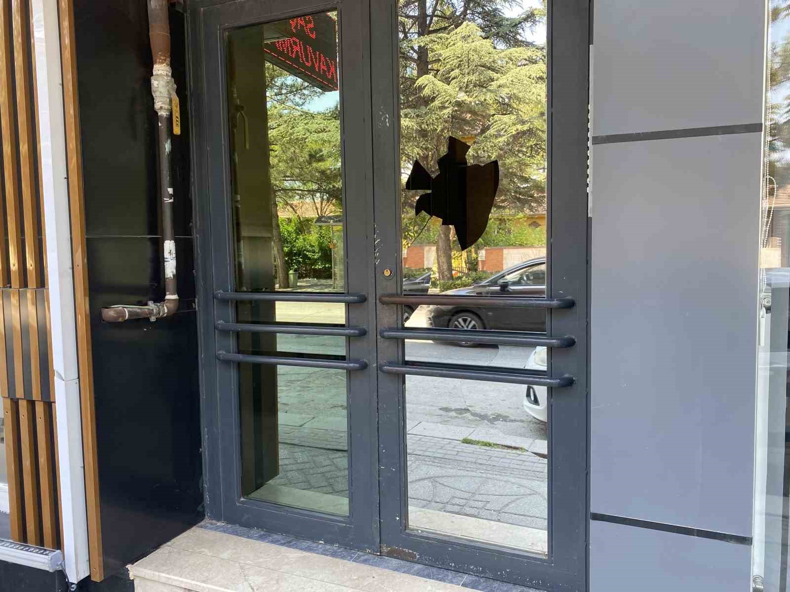 Apartman kapısının camını taş fırlatarak kırdılar