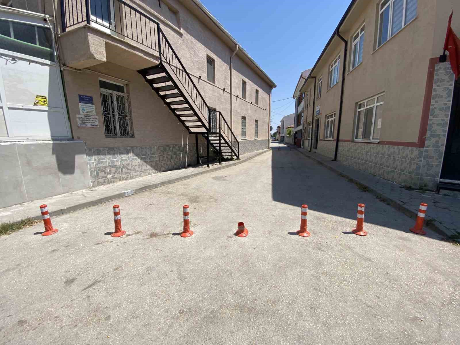 Dubalarla kapatılan sokağın ilginç görünümü