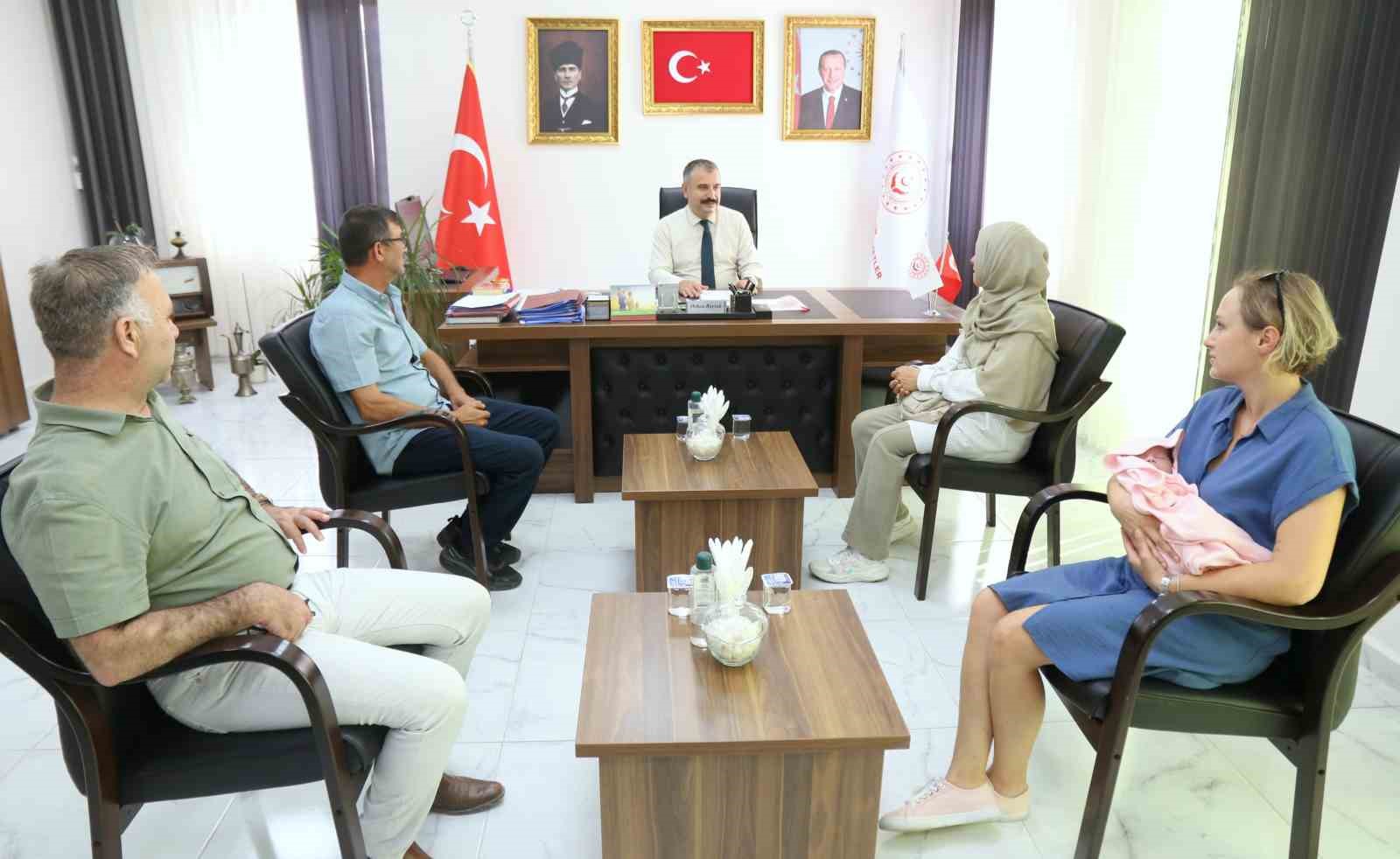 Bir haftalık bebek kurumlara girmeden koruyucu ailesiyle buluştu