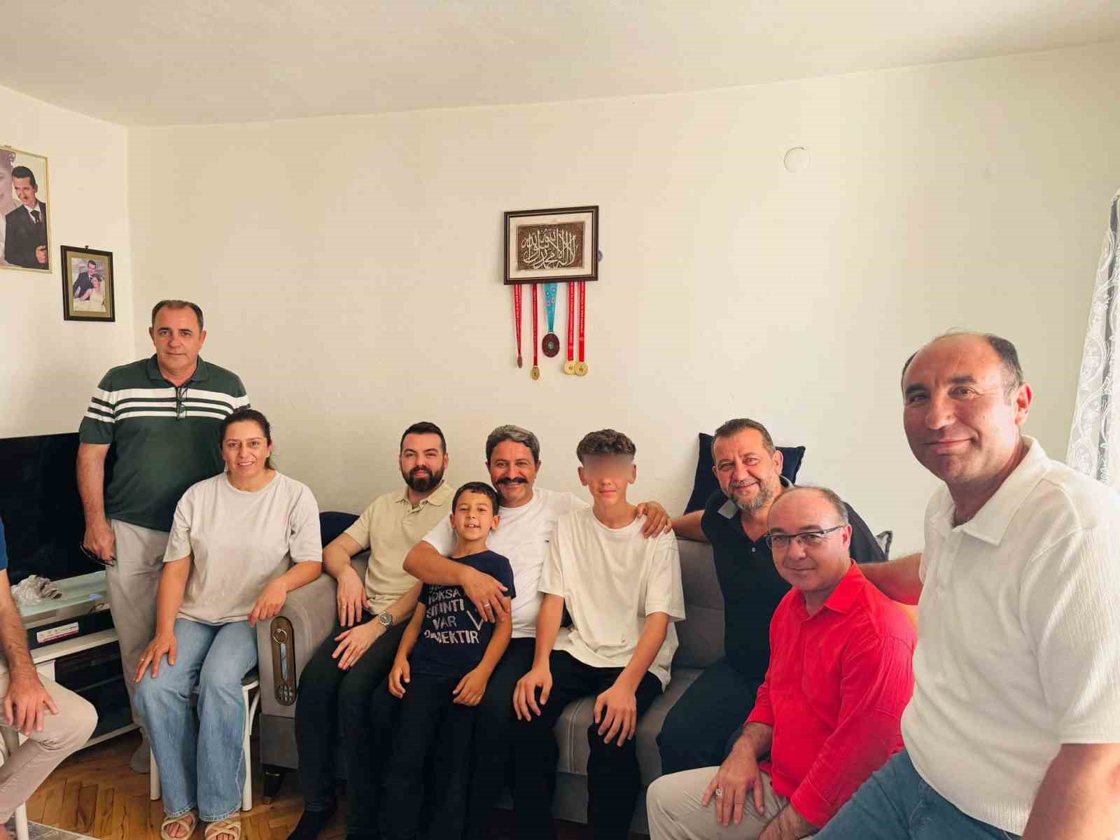 Hasan Kalın’dan Darp Edilen Sporcuya Evinde Geçmiş Olsun Ziyareti