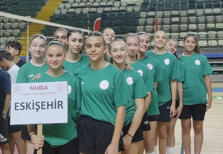 Eskişehir Kız Voleybol Takımı Türkiye yarı finallerinde