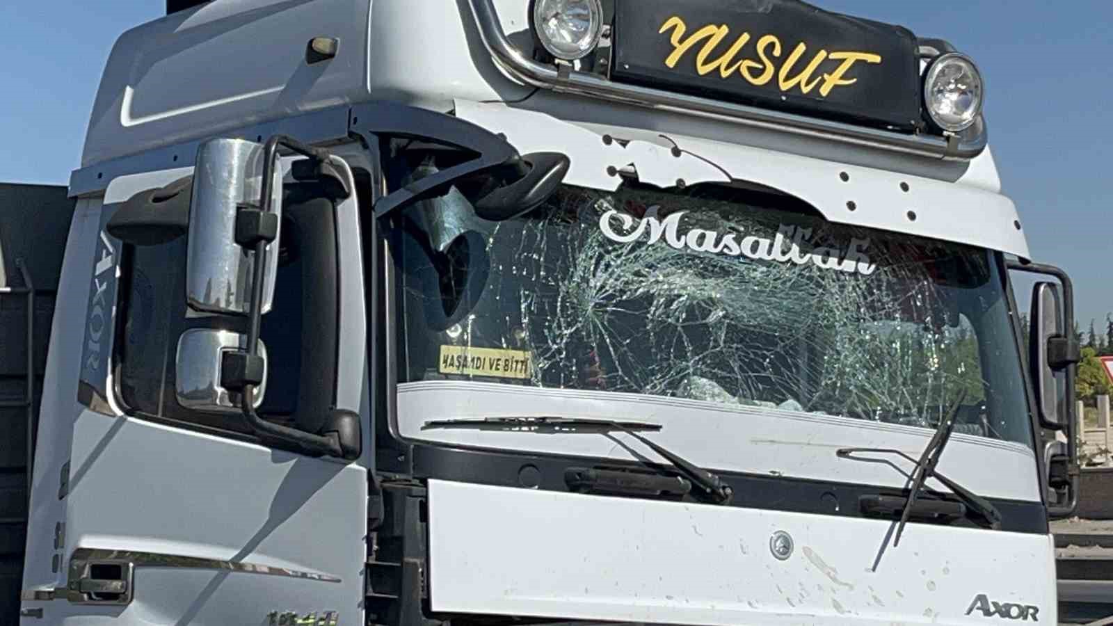 Kontrolden çıkan tır bariyerleri biçti
