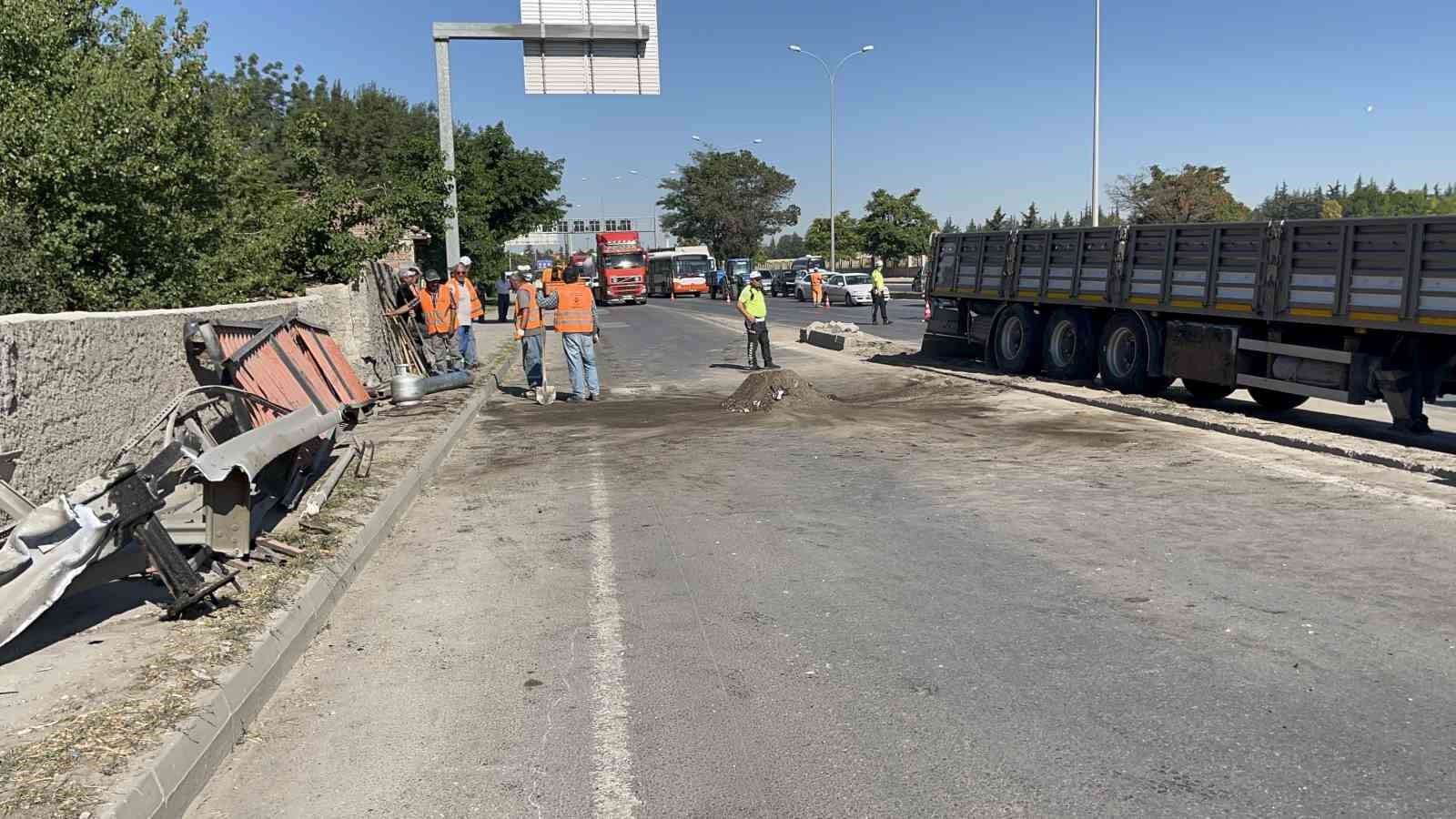 Kontrolden çıkan tır bariyerleri biçti