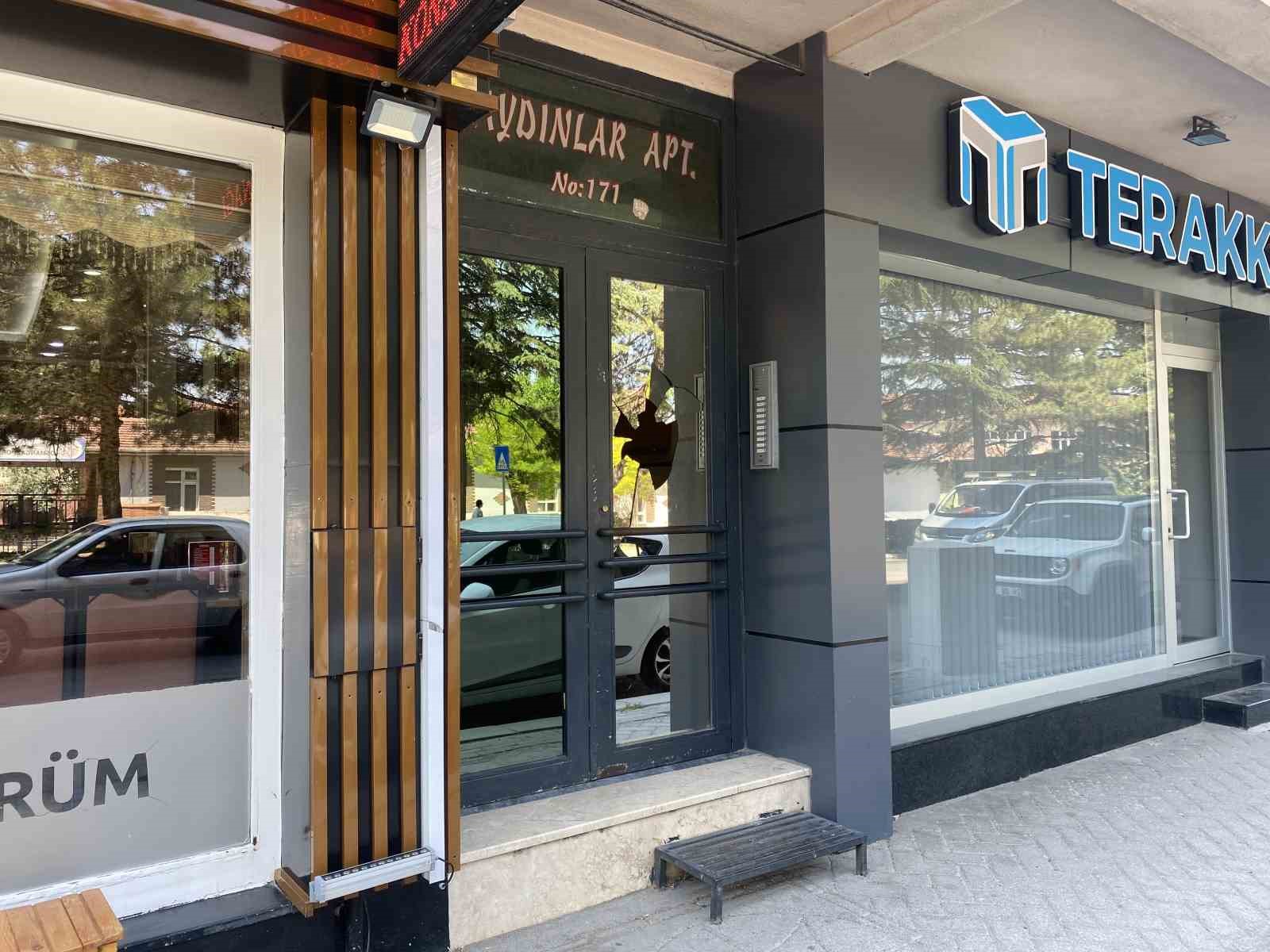 Eskişehir’de Apartman Kapısına Taşlı Saldırı: Cam Paramparça Oldu